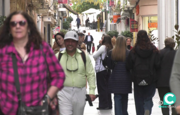 Viandantes por una calle céntrica de la capital gaditana