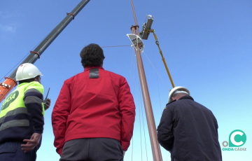 Unos operarios supervisan la instalación durante este viernes