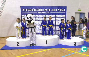 Un momento de la entrega de las medallas a los jóvenes participantes