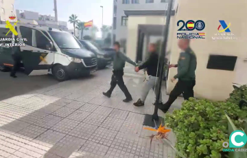 Un momento del traslado de uno de los arrestados durante la Operación Navegante