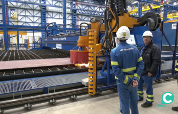 Operarios este martes en los trabajos en la factoría isleña