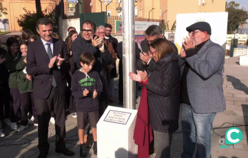 Familiares y autoridades descubren la placa del nuevo espacio en el callejero de la ciudad