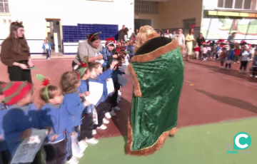 Sus altezas recibieron la calurosa bienvenida de los escolares del centro