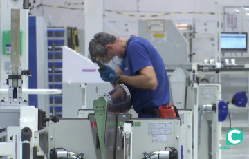 Un operario en una de los talleres de la fectoria aeornaútica