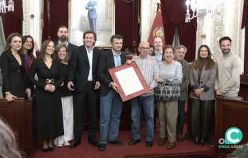 Autoridades con repreentantes de la entidad distinguida al final del acto