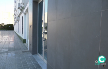 Entrada al edificio con las nuevas dependencias en la Barriada del Cerro del Moro