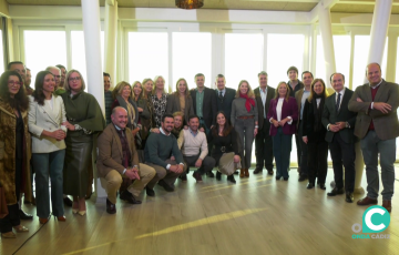 Representantes de la formación posan en grupo tras la rueda de prensa