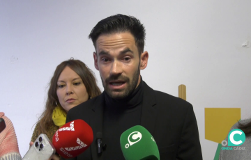 El portavoz de AIG en el Ayuntamiento de Cádiz en su intervención ante los medios