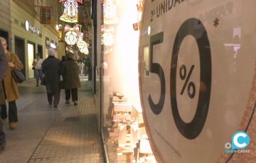 Uno de los escaparates con anuncio de rebajas en un local del centro de la ciudad. 