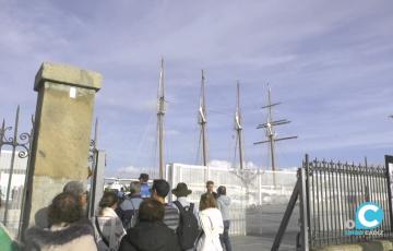 Máxima expectación en el muelle gaditano por la presencia del emblemático navío 
