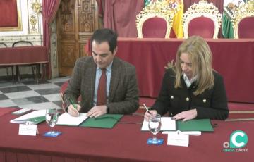 Momento de la rúbrica del acuerdo entre ambas instituciones