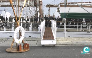 El buque escuela en el muelle de la capital gaditana 