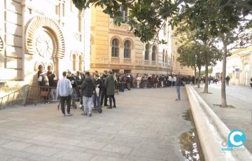 Colas  en los aledaños al Teatro Falla el pasado jueves
