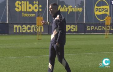 El técnico cadista dirige un entrenamiento en El Rosal
