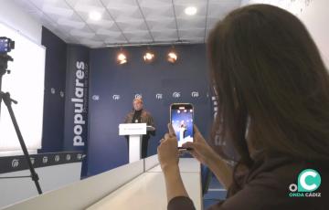 La portavoz del grupo popular en la Comisión de Empleo, Empresa y Trabajo Autónomo del Parlamento de Andalucía, María José de Alba,  durante la rueda de prensa