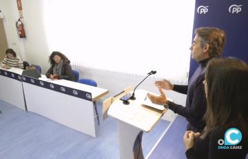 Los parlamentarios andaluces del PP por la provincia de Cádiz, Antonio Saldaña y Auxiliadora Izquierdo, en rueda de prensa.