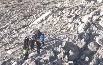 Un grupo de senderistas en el pico del Simancón antes de ser auxiliados por los servicios de emergencias. 