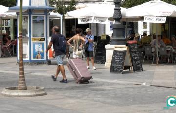 Turistas en plena calle de la ciudad. 