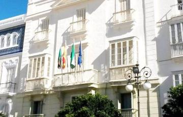 Fachada de la UNED en la plaza de San Antonio
