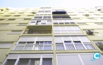 Fachada en un edificio de la avenida principal de la capital gaditana
