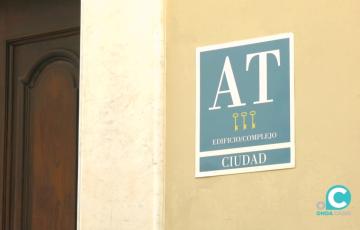 Cartel de un alojamiento turístico en el centro de la ciudad