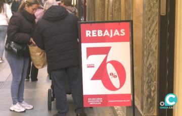 Un cartel de ofertas en una calle del centro de la ciudad