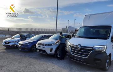 Agentes inspeccionan algunos de los turismos interceptados en el puerto tarifeño