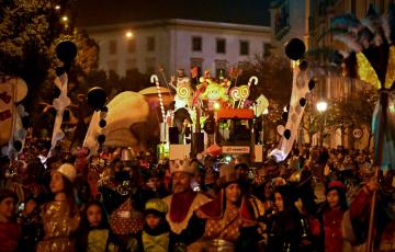 La carroza del Cartero Real a su paso por la Cuesta de las Calesas.
