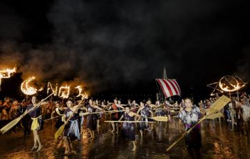 Participantes en el espectáculo de la Fura dels Baus en la playa de La Caleta