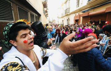 Una agrupación 'callejera' durante la fiesta