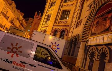 Vehículos de la televisión pública de Andalucía en la entrada del Teatro Falla