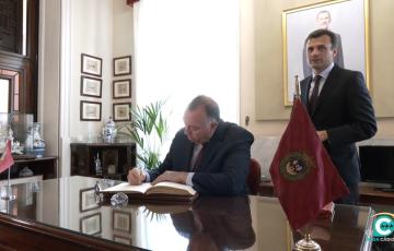 El consejero de Turismo, Arturo Bernal, firma en el libro de honor en Alcaldía. 