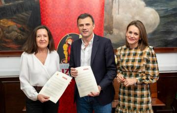 Autoridades y la representante de la firma comercial al final del acto