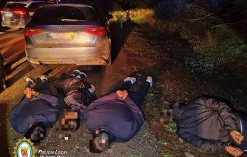 Un momento de la acción policial con los sospechosos interceptados