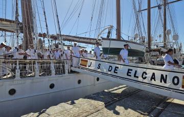 Militares desembarcando del navío en una imagen de archivo
