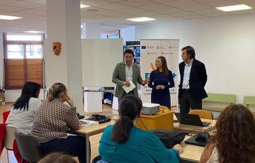  El delegado de Empleo, Daniel Sánchez, con alumnas del programa Preparadas en Cádiz
