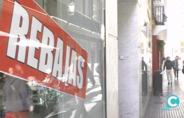 Cartel de ofertas de precios en una tienda del centro de Cádiz