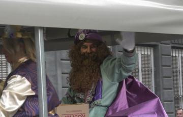 La Cabalgata del barrio de El Mentidero a su paso por la Alameda.