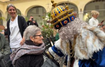 El Rey Melchor con una usuaria de la Residencia Fragela.