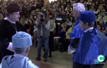 Ole G. Mouritsen, investido doctor Honoris Causa por la UCA.