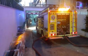 Vehículo de los bomberos en un incendio en el sótano del Hospital de Cádiz.