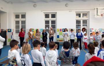 Autoridades y escolares festejan la jornada en el CEIP San Felipe de la capital gaditana