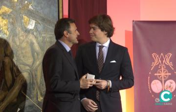 Miguel Ángel Sastre recibe unos gemelos que podrá lucir en su pregón el próximo 6 de abril. 