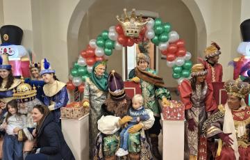 Melchor, Gaspar y Baltasar en uno de los patios de la antigua fábrica de tabacos.