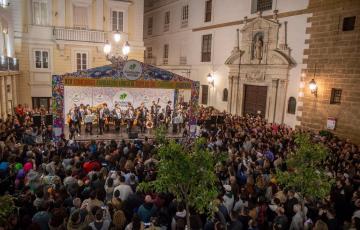 Tablao del concurso de coplas organizado por la entidad en la plaza de San Agustín