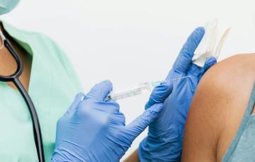 Las personas de 60 años o más y los menores de 6 a 59 meses podrán acudir a vacunarse mañana sin cita 