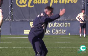 El tecnico amarillo durante una de las sesiones preparatorias en El Rosal en una imagen de archivo