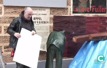 Operarios preparan uno de los escenarios en el centro de la capital gaditana