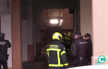 Bomberos y Policía inspeccionan el lugar del siniestro en el conocido pasaje de San Leonardo