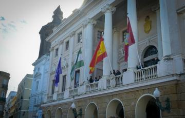 La bandera Scout ya luce en el cuarto mástil del Ayuntamiento de Cádiz
